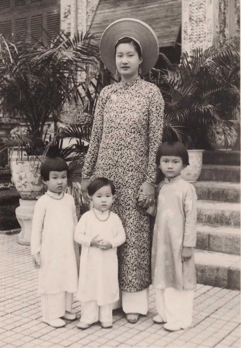 Hình ảnh áo dài xưa của Nam Phương hoàng hậu